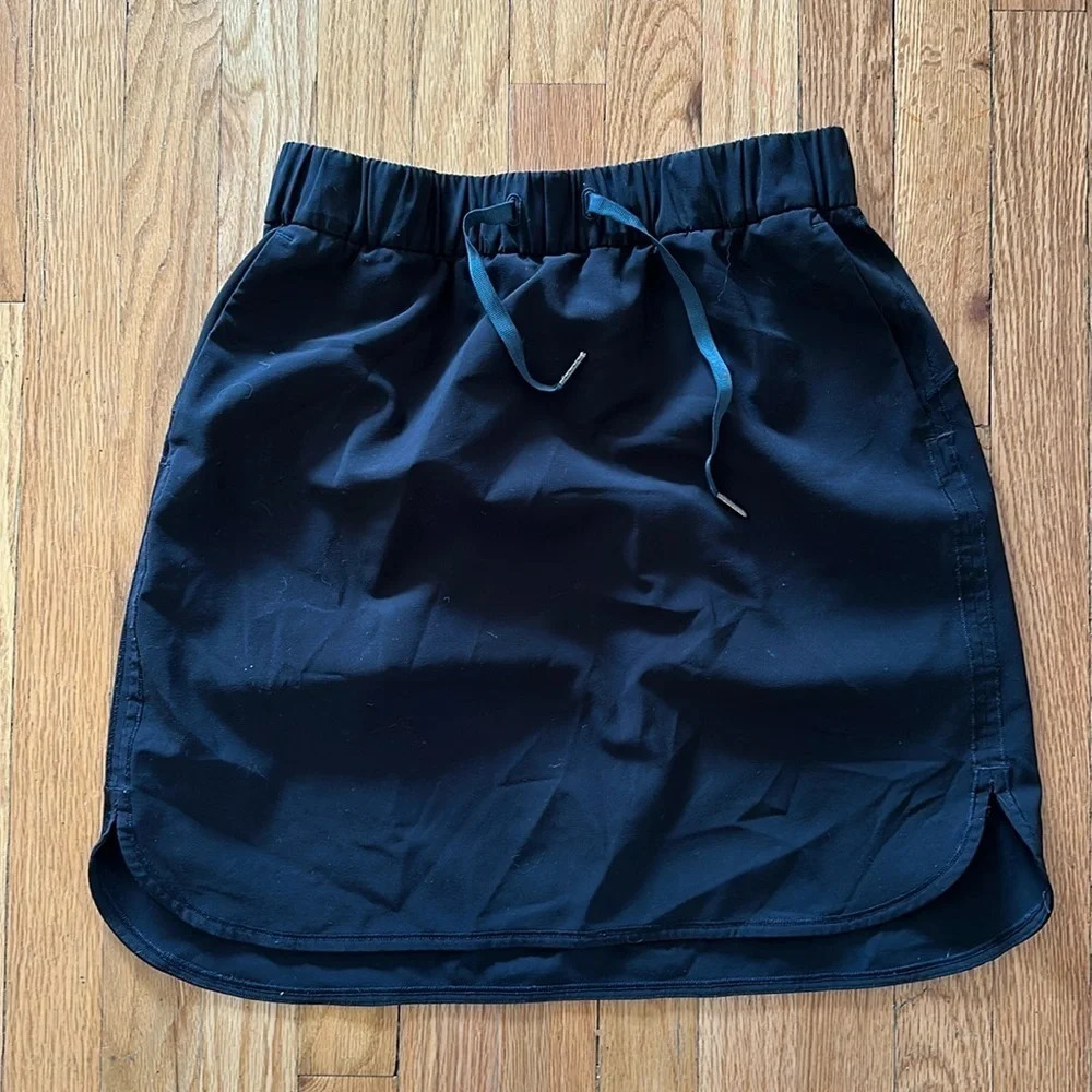 Lululemon sz 8 black skirt great pre owned condition